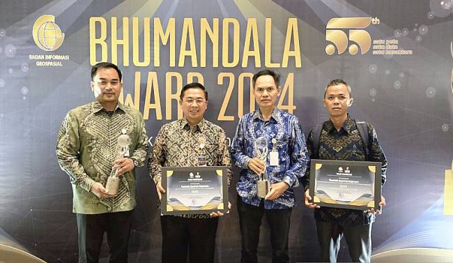 Wali Kota Banjarmasin H Ibnu Abbas dan pejabat SKPD terkait saat memperlihatkan penghargaan Bhumandala Award 2024 untuk dua kategori yang diselenggarakan Badan Informasi Geospasial RI di Jakarta, Selasa (5/11/2024). (ANTARA/HO-Humas Pemkot Banjarmasin)