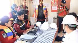 Kepala Kantor Wilayah Kemenkumham Kalimantan Selatan Jumadi saat memimpin Timpora memeriksa kru asing di kapal berbendera Hongkong, Rabu (6/11/2024). (ANTARA/Firman)
