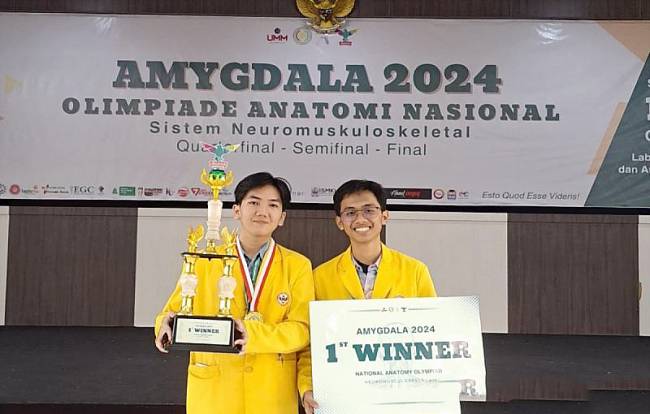 
Tim mahasiswa Fakultas Kedokteran dan Ilmu Kesehatan (FKIK) ULM diperkuat Marcellino Febryan dan Dimas Ari Muzaqi Putra juara Olimpiade Anatomi Nasional 2024. (ANTARA/Firman)