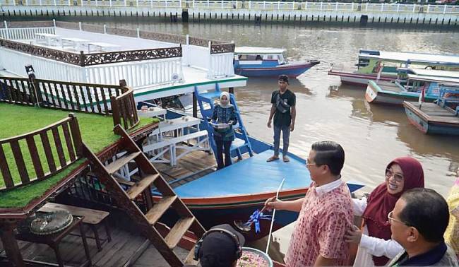 Wali Kota Banjarmasin H Ibnu Sina didampingi istri saat meresmikan peluncuran kapal kuliner dan kapal Banjarmasin River Cuisine di Sungai Martapura Banjarmasin, Minggu (10/11/2024) kemarin. (ANTARA/HO-Humas Pemkot Banjarmasin)