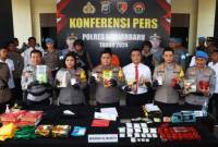 Kapolres Banjarbaru AKBP Dody Harza Kusumah beserta jajaran melakukan konferensi pers atas keberhasilan ungkap kasus narkotika jenis sabu seberat 9,6 kg, Rabu (13/11/2024). (ANTARA/HO-Humas Polres Banjarbaru)