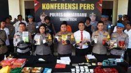 Kapolres Banjarbaru AKBP Dody Harza Kusumah beserta jajaran melakukan konferensi pers atas keberhasilan ungkap kasus narkotika jenis sabu seberat 9,6 kg, Rabu (13/11/2024). (ANTARA/HO-Humas Polres Banjarbaru)