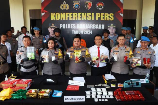 Kapolres Banjarbaru AKBP Dody Harza Kusumah beserta jajaran melakukan konferensi pers atas keberhasilan ungkap kasus narkotika jenis sabu seberat 9,6 kg, Rabu (13/11/2024). (ANTARA/HO-Humas Polres Banjarbaru)