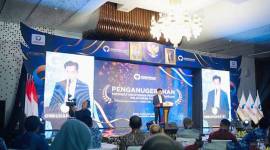 Pemkot Banjarmasin mendapat nilai tertinggi se-Kalsel dari Ombudsman RI pada acara penganugerahan Predikat Kepatuhan Penyelenggaraan Pelayanan Publik 2024, di Hotel Le Meridien Jakarta, Kamis (14/11/2024). (ANTARA/HO-Humas Pemkot Banjarmasin)