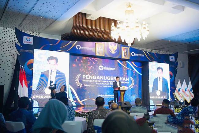 Pemkot Banjarmasin mendapat nilai tertinggi se-Kalsel dari Ombudsman RI pada acara penganugerahan Predikat Kepatuhan Penyelenggaraan Pelayanan Publik 2024, di Hotel Le Meridien Jakarta, Kamis (14/11/2024). (ANTARA/HO-Humas Pemkot Banjarmasin)