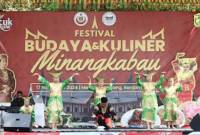 Penampilan kesenian tari tradisional dari Mingkabau dalam gelar Festival Budaya dan Kuliner Khas Minangkabau di Siring Sungai Martapura di Banjarmasin, Minggu (17/11/2024). (ANTARA/HO-Humas Pemkot Banjarmasin)