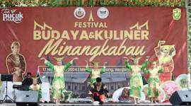 Penampilan kesenian tari tradisional dari Mingkabau dalam gelar Festival Budaya dan Kuliner Khas Minangkabau di Siring Sungai Martapura di Banjarmasin, Minggu (17/11/2024). (ANTARA/HO-Humas Pemkot Banjarmasin)