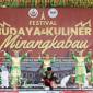 Penampilan kesenian tari tradisional dari Mingkabau dalam gelar Festival Budaya dan Kuliner Khas Minangkabau di Siring Sungai Martapura di Banjarmasin, Minggu (17/11/2024). (ANTARA/HO-Humas Pemkot Banjarmasin)