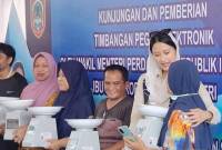 Wamendag RI Dyah Roro Esti Widya Putri saat memberikan bantuan timbangan digital bagi pedagang pasar Pandu Banjarmasin sebagai salah satu pasar rakyat ber SNI yang mendapatkan penghargaan Kemendag pada 2024 di Banjarmasin, Senin (18/11/2024). (ANTARA/Sukarli)