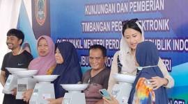 Wamendag RI Dyah Roro Esti Widya Putri saat memberikan bantuan timbangan digital bagi pedagang pasar Pandu Banjarmasin sebagai salah satu pasar rakyat ber SNI yang mendapatkan penghargaan Kemendag pada 2024 di Banjarmasin, Senin (18/11/2024). (ANTARA/Sukarli)