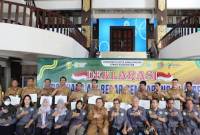 
Wali Kota Banjarmasin H Ibnu Sina saat menyaksikan 12 kelurahan deklarasi gerakan stop BAB sembarangan di Balaikota Banjarmasin, Selasa (19/11/2024). (ANTARA/HO-Humas Pemkot Banjarmasin)