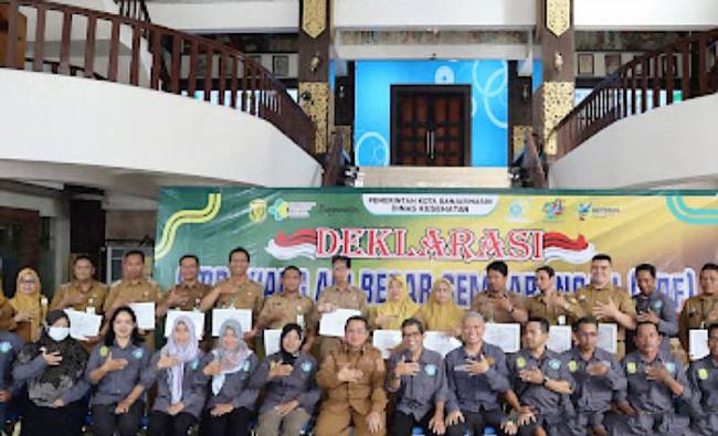 
Wali Kota Banjarmasin H Ibnu Sina saat menyaksikan 12 kelurahan deklarasi gerakan stop BAB sembarangan di Balaikota Banjarmasin, Selasa (19/11/2024). (ANTARA/HO-Humas Pemkot Banjarmasin)