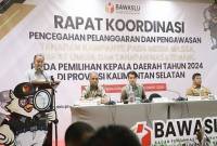 Ketua Bawaslu Kalsel Aries Mardiono saat rakor pengawasan kampanye pilkada di media massa di Banjarmasin. (ANTARA/Firman)