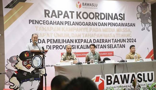 Ketua Bawaslu Kalsel Aries Mardiono saat rakor pengawasan kampanye pilkada di media massa di Banjarmasin. (ANTARA/Firman)