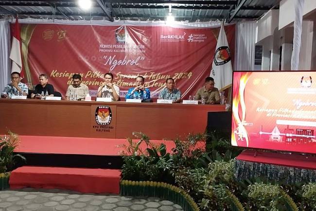 
Suasana Ngobrol Bareng Media di Ruang Pemilih Pintar (RPP) KPU Kalteng di Palangka Raya, Rabu (13/11/2024) malam. (ANTARA/Rendhik Andika)