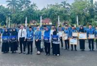 REZEKI DADAKAN- PARA ASN Pemkab Tala penerima hadiah penghargaan ceria berpose bersama Pj Bupati Tala H Syamsir Rahman, Pj Sekda dra Suparmi, dan Kepala Bank Kalsel Cabang Pelaihari Noor Imansyah.