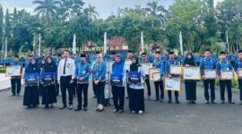 REZEKI DADAKAN- PARA ASN Pemkab Tala penerima hadiah penghargaan ceria berpose bersama Pj Bupati Tala H Syamsir Rahman, Pj Sekda dra Suparmi, dan Kepala Bank Kalsel Cabang Pelaihari Noor Imansyah.