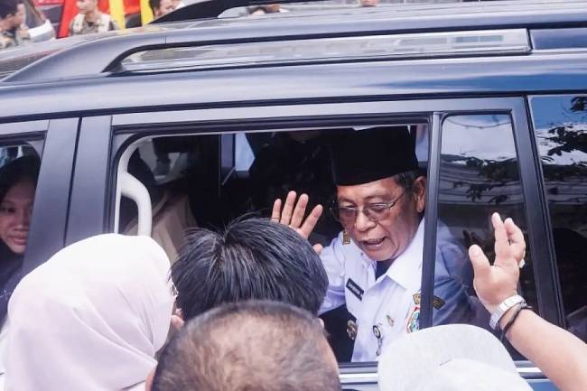 Gubernur Kalsel Sahbirin Noor, berpamitan kepada ASN lingkup Pemprov Kalsel usai menyatakan diri mundur dari jabatan sebagai Gubernur Kalimantan Selatan, Rabu (13/11/2024). (ANTARA/ HO Biro Adpim Kalsel)