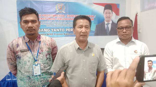Anggota DPRD Kalsel Bambang Yanto Permono, SE (tengah)