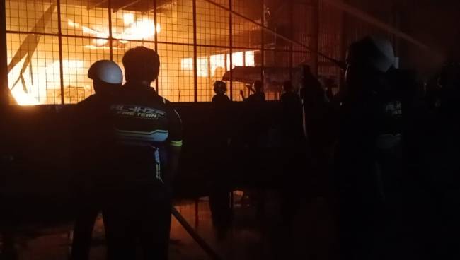 Kebakaran di Gorden 10 Grosir Houseware Banjarmasin, Sabtu (2/11/2024) malam, sekitar pukul 21.30 WITA, telan korban jiwa. Bahkan kobaran api baru bisa dipadamkan secara tuntas hingga Minggu (3/11/2024) pagi. (SuarIndonesia/DO)