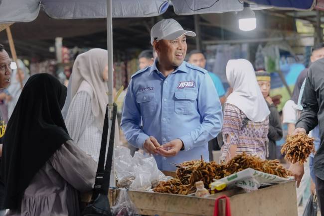 H Bahsanuddin, blusukan ke Pasar Teluk Kepayang. (SuarIndonesia/Ist)