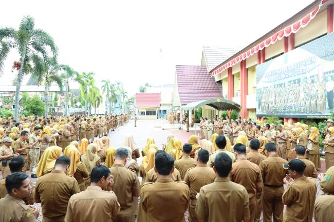 Jajaran Aparatur Sipil Negara (ASN) di Pemerintah Kabupaten Hulu Sungai Utara mengikuti apel pagi, Senin (4/11/2024) (SuarIndonesia/ZS)