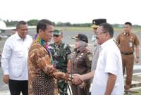 Ketua DPRD Kalse H Supian HK,, turut menyambut kedatangan Menteri Pertanian Republik Indonesia Andi Amran Sulaiman di Bandara Syamsudin Noor, pada Senin (4/11/2024) (SuarIndonesia/Ist)