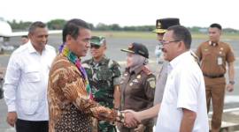 Ketua DPRD Kalse H Supian HK,, turut menyambut kedatangan  Menteri Pertanian Republik Indonesia Andi Amran Sulaiman di Bandara Syamsudin Noor, pada Senin (4/11/2024) (SuarIndonesia/Ist)