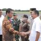 Ketua DPRD Kalse H Supian HK,, turut menyambut kedatangan  Menteri Pertanian Republik Indonesia Andi Amran Sulaiman di Bandara Syamsudin Noor, pada Senin (4/11/2024) (SuarIndonesia/Ist)