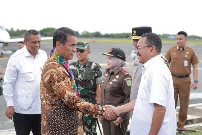 Ketua DPRD Kalse H Supian HK,, turut menyambut kedatangan  Menteri Pertanian Republik Indonesia Andi Amran Sulaiman di Bandara Syamsudin Noor, pada Senin (4/11/2024) (SuarIndonesia/Ist)