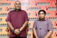 Yazid Fahmi didampingi Penasihat Hukum, Krisnadi Braini melaporkan dugaan pelanggaran itu di Bawaslu HST, Senin (5/11/2024). (SuarIndonesia/Ist)