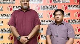 Yazid Fahmi didampingi Penasihat Hukum, Krisnadi Braini melaporkan dugaan pelanggaran itu di Bawaslu HST, Senin (5/11/2024). (SuarIndonesia/Ist)