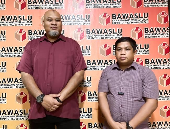 Yazid Fahmi didampingi Penasihat Hukum, Krisnadi Braini melaporkan dugaan pelanggaran itu di Bawaslu HST, Senin (5/11/2024). (SuarIndonesia/Ist)