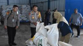 Kapolda Kalsel, Irjen Pol Winarto, cek langsung ke gudang  pupuk yang digerebek  di Jalan Tambak Tarap, Kelurahan Syamsudin Noor, Kecamatan Landasan Ulin, Banjarbaru,, Selasa (5/11/2024) (SuarIndonesia/ZI).