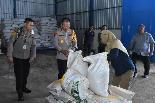 Kapolda Kalsel, Irjen Pol Winarto, cek langsung ke gudang  pupuk yang digerebek  di Jalan Tambak Tarap, Kelurahan Syamsudin Noor, Kecamatan Landasan Ulin, Banjarbaru,, Selasa (5/11/2024) (SuarIndonesia/ZI).