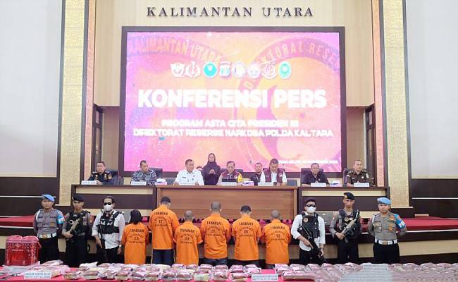 Kapolda Kaltara Irjen Pol Hary Sudwijanto dan jajaran aparat penegak hukum lainnya merilis pengungkapan kejahatan narkotika dengan barang bukti 150 kilogram lebih sabu-sabu dari 68 kasus yang diungkap dalam tiga bulan terakhir, di Mapolda Kaltara, Rabu (6/11/2024). (ANTARA/HO-Bidhumas Polda Kaltara)