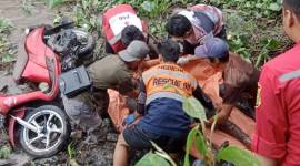 akek bernama Matnor (64), ditemukan oleh warga Jalan Tanjung Berkat Ujung, Banjarmasin Barat, dalam keadaan tak bernyawa (meninggal dunia) dengan tertindih sepeda motor di lumpuran sungai, Rabu (6/11/2024) (SuarIndonesia/DO)