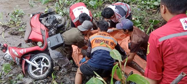 akek bernama Matnor (64), ditemukan oleh warga Jalan Tanjung Berkat Ujung, Banjarmasin Barat, dalam keadaan tak bernyawa (meninggal dunia) dengan tertindih sepeda motor di lumpuran sungai, Rabu (6/11/2024) (SuarIndonesia/DO)
