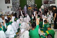 Siswa-siswi SDN Islam Sabilal Muhtadin Banjarmasin, diedukasi pembuatan kain sasirangan, Rabu (6/11/ 2024) (SuarIndonesia/Ist)