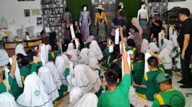 Siswa-siswi SDN Islam Sabilal Muhtadin Banjarmasin, diedukasi pembuatan kain sasirangan, Rabu (6/11/ 2024) (SuarIndonesia/Ist)