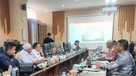 Rapat kerja Komisi III DPRD Kalsel bersama Dinas PUPR provinsi setempat dipimpin Wakil Ketua Dewan H Kartoyo SM di Banjarmasin, Kamis (7/11/2024). (ANTARA/Syamsuddin Hasan)