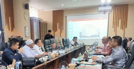Rapat kerja Komisi III DPRD Kalsel bersama Dinas PUPR provinsi setempat dipimpin Wakil Ketua Dewan H Kartoyo SM di Banjarmasin, Kamis (7/11/2024). (ANTARA/Syamsuddin Hasan)