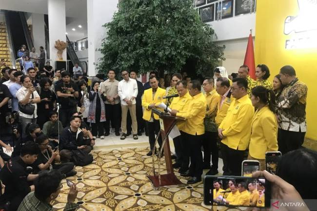 
Ketua Umum DPP Partai Golkar, Bahlil Lahadalia, di Kantor DPP Partai Golkar, mengumumkan susunan lengkap pengurus DPP Partai Golkar Periode 2024–2029, di Kantor DPP Partai Golkar, Jakarta, Kamis (7/11/2024). (ANTARA/Genta T Mawangi)