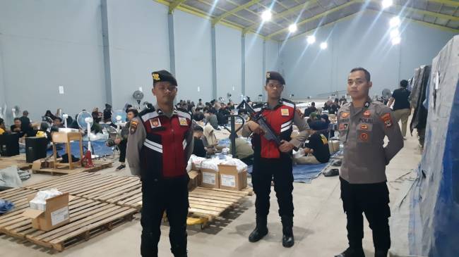 Proses pelipatan surat suara Pilkada Serentak 2024 di Gudang Logistik KPU Banjarmasin (SuarIndonesia/Ist)