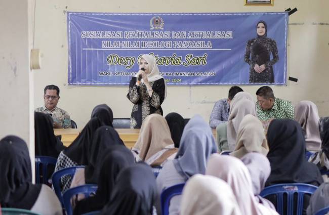 Desy Oktavia Sari, tunjukkan kepeduliannya terhadap pengembangan kebangsaan generasi muda di Desa Miawa, Kecamatan Piani, Kabupaten Tapin melalui kegiatan Sosialisasi Revitalisasi dan Aktualisasi Nilai-nilai Ideologi Pancasila (Sosrev), pada Jum’at (8/11/2024) (SuarIndonesia/Ist)
