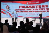 Pasangan Calon (Paslon) Bupati dan Wakil Bupati Tanah Bumbu Nomor Urut 1 Andi Rudi Latif - H Bahsanuddin (ARB), tampil meyakinkan dalam agenda Penajaman Visi Misi yang digelar secara live di Studio 2 TVRI Kalimantan Selatan di Banjarmasin, pada Jum'at (8/11/2024) malam. (SuarIndonesia/Ist)