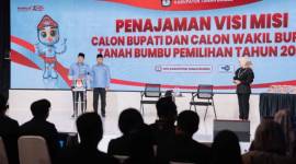 Pasangan Calon (Paslon) Bupati dan Wakil Bupati Tanah Bumbu Nomor Urut 1 Andi Rudi Latif - H Bahsanuddin (ARB), tampil meyakinkan dalam agenda Penajaman Visi Misi yang digelar secara live di Studio 2 TVRI Kalimantan Selatan di Banjarmasin, pada Jum'at (8/11/2024) malam. (SuarIndonesia/Ist)