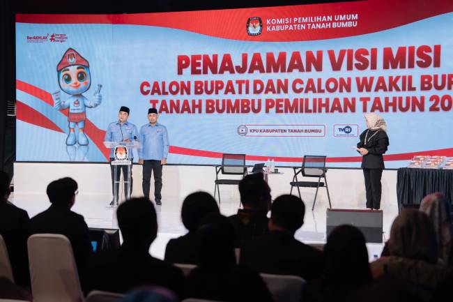Pasangan Calon (Paslon) Bupati dan Wakil Bupati Tanah Bumbu Nomor Urut 1 Andi Rudi Latif - H Bahsanuddin (ARB), tampil meyakinkan dalam agenda Penajaman Visi Misi yang digelar secara live di Studio 2 TVRI Kalimantan Selatan di Banjarmasin, pada Jum'at (8/11/2024) malam. (SuarIndonesia/Ist)