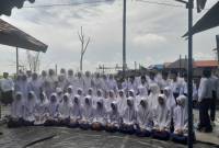 Siswa Sekolah MTs Miftahul Ulum berfoto bersama dengan Kepala Kemenah HSU Hj. Nhdiyatul Husna, Minggu (10/11/2024) (SuarIndonesia/ZS)