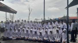 Siswa Sekolah MTs Miftahul Ulum berfoto bersama dengan Kepala Kemenah HSU Hj. Nhdiyatul Husna, Minggu (10/11/2024) (SuarIndonesia/ZS)